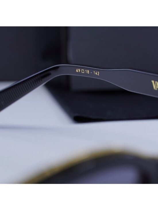 Valentino V-GOLDCUT-II VLS-114A Cat Eye Sunglasses - Black\\Grey main image 11